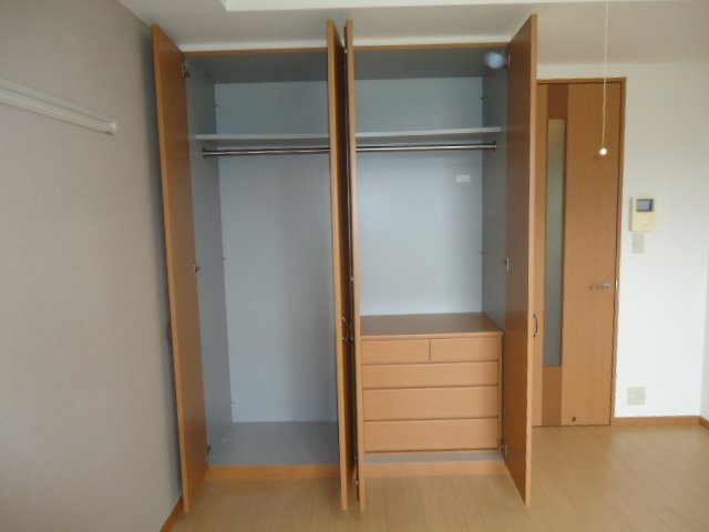 シャルマン・中島の収納|引き出し＆上棚付のクローゼット