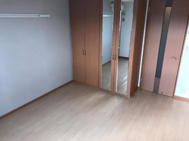 シャルマン・中島の内装|アクセントクロスでオシャレに改装