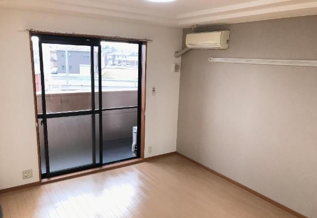 シャルマン・中島の居間・リビング|7.5帖南向き洋室　エアコン・照明付