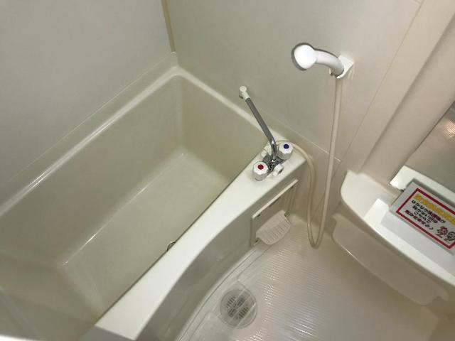 シャルマン・中島の浴室|ボトルラックや鏡付きのお風呂