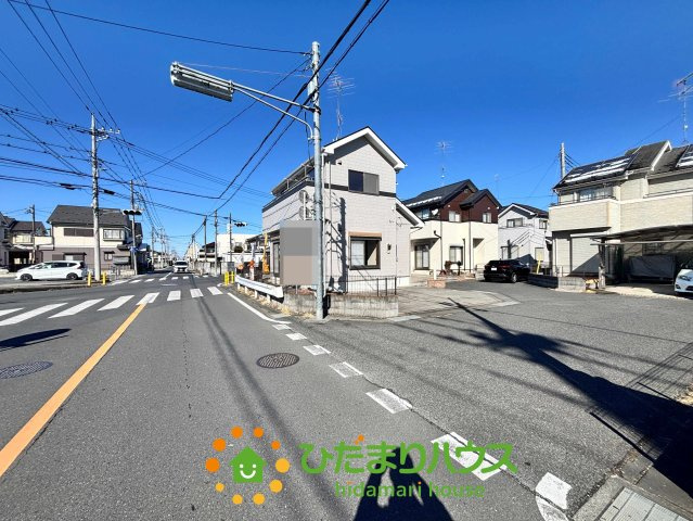 加須市久下1期　中古一戸建ての前面道路含む現地写真