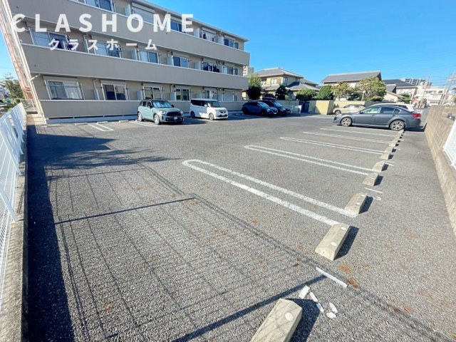 パークハイム　C棟　　刈谷市近郊の賃貸はクラスホーム刈谷店の駐車場|別棟の画像です。