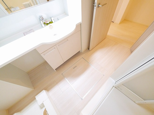 四季の風の独立洗面台|独立洗面台、小物を置くことができて便利です