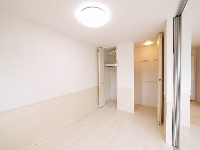 四季の風の寝室|きれいな洋室です