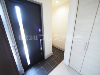 【玄関】 | 現地写真（１号地玄関）電子ロック＆ディンプルキー！玄関収納・シューズクロークのある玄関です♪