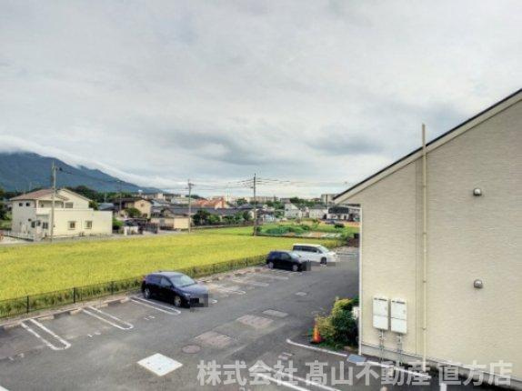直方市大字頓野のアパートの駐車場
