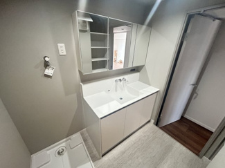 【独立洗面台】 | 京成サンコーポ稲毛 2 号棟 | スタイリッシュな洗面化粧台で、毎日の身支度を快適に！！