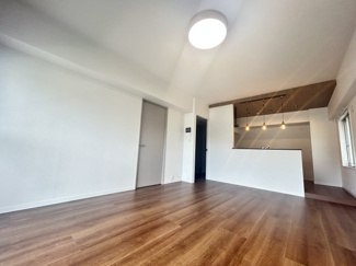 【居間・リビング】 | 京成サンコーポ稲毛 2 号棟 | 広々15帖のLDKで、家族団らんも快適な空間！！