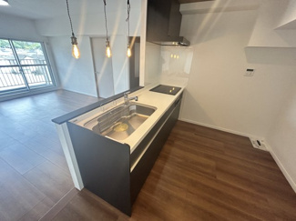 【キッチン】 | 京成サンコーポ稲毛 2 号棟 | 開放的な対面式システムキッチンで、家族との会話が弾む空間！！