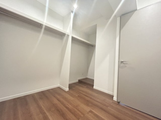 【収納】 | 京成サンコーポ稲毛 2 号棟 | 家族で使える便利なファミリークローゼットで、収納も動線もスムーズ！！
