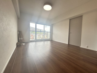 【居間・リビング】 | 京成サンコーポ稲毛 2 号棟 | 広々15帖のLDKで、家族団らんも快適な空間！！