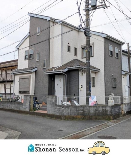 【外観】 | 陽当たり＆風通し良好角地住戸！並列カースペース２台可能です。　　　
お車も出し入れスムーズですね。