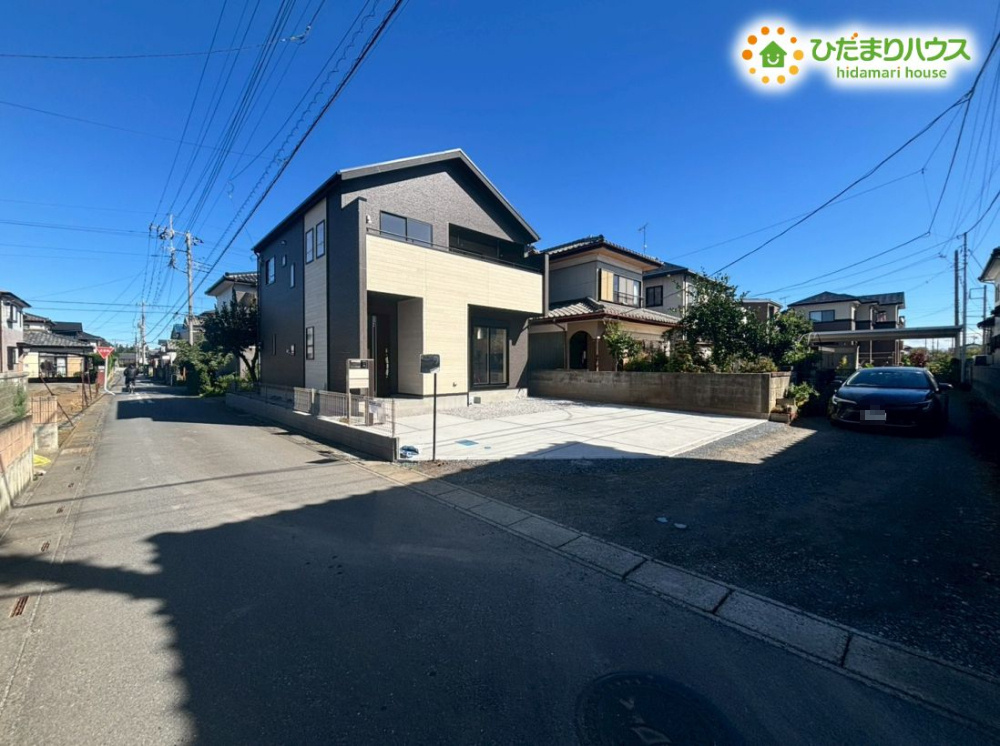 深谷市上野台　新築一戸建て　ブルーミングガーデン　01の前面道路含む現地写真|日当たり良好で解放感もある角地物件です。