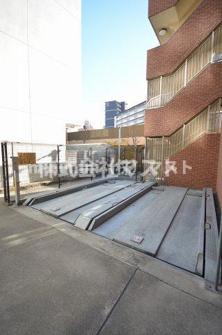 フレンシアノイエ難波南（旧グランシス難波南）の駐車場