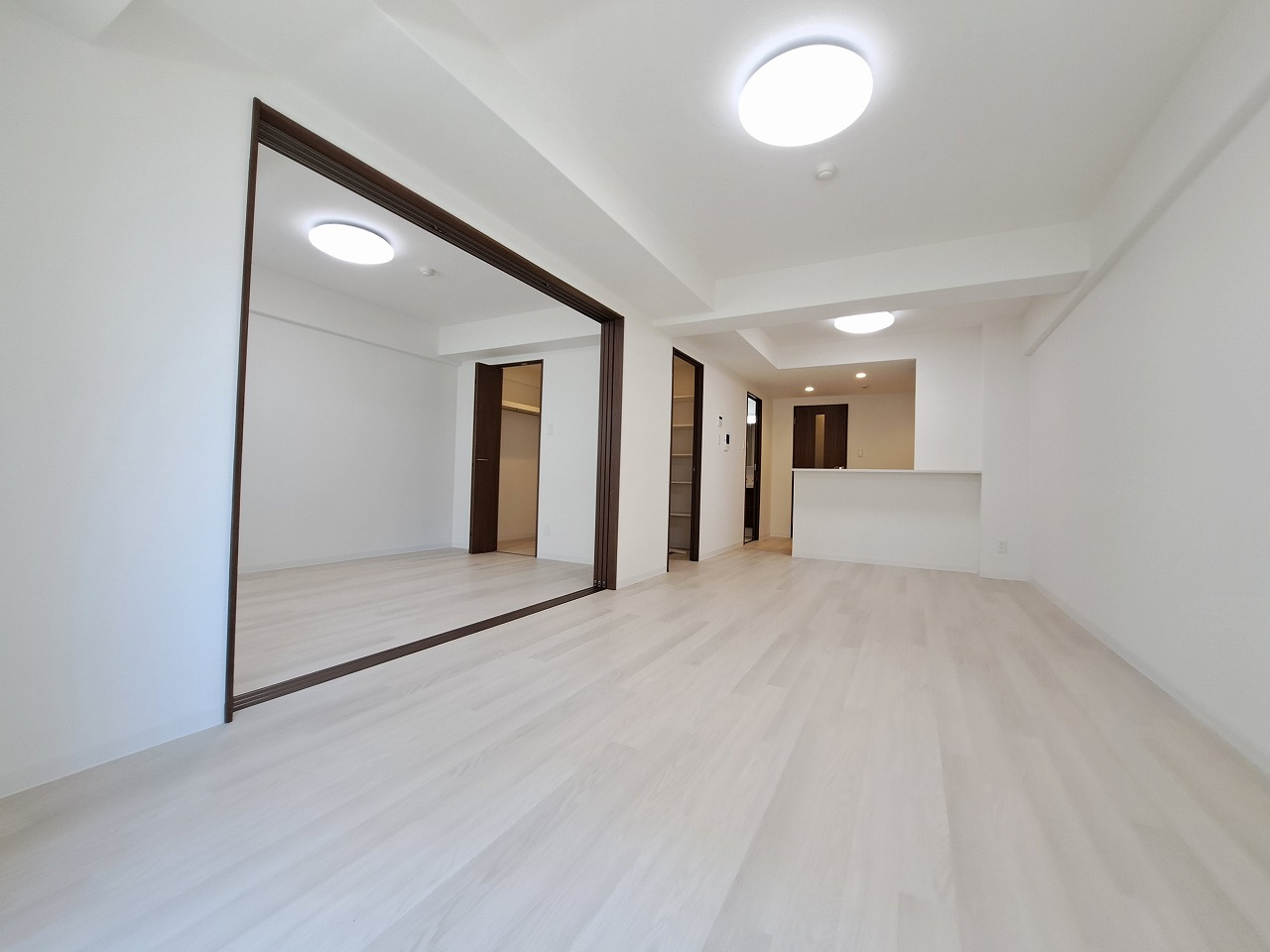 ＧＲＯＯＶＥ上甲子園レジデンスの居間・リビング