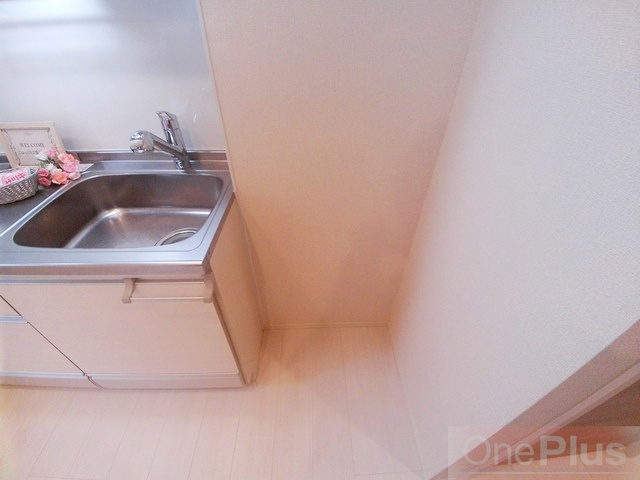 サニーシティーの居間・リビング|冷蔵庫置場