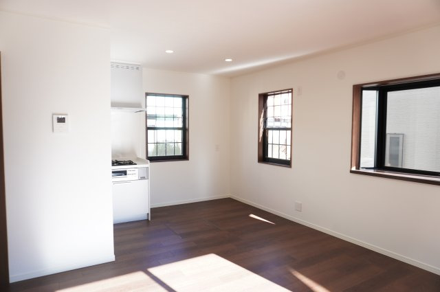 越谷市大字大泊 中古戸建の居間・リビング