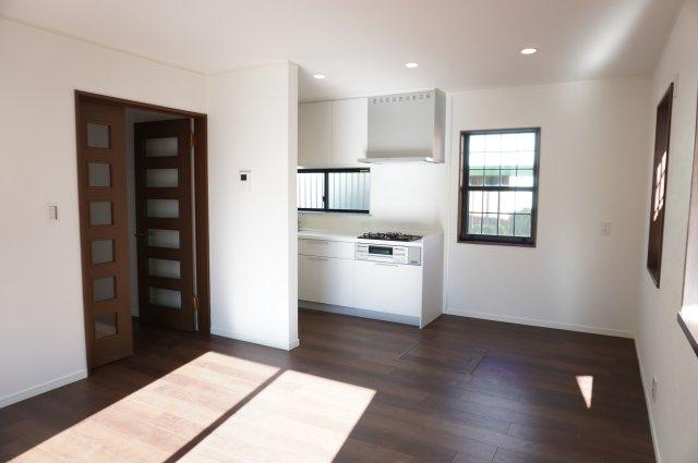 越谷市大字大泊 中古戸建の居間・リビング