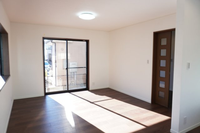 越谷市大字大泊 中古戸建の居間・リビング