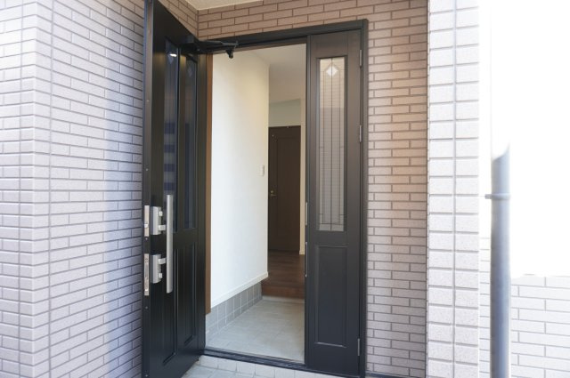 越谷市大字大泊 中古戸建の玄関