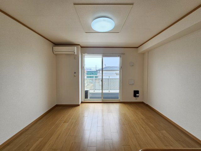 明石市和坂１丁目のアパートの居間・リビング
