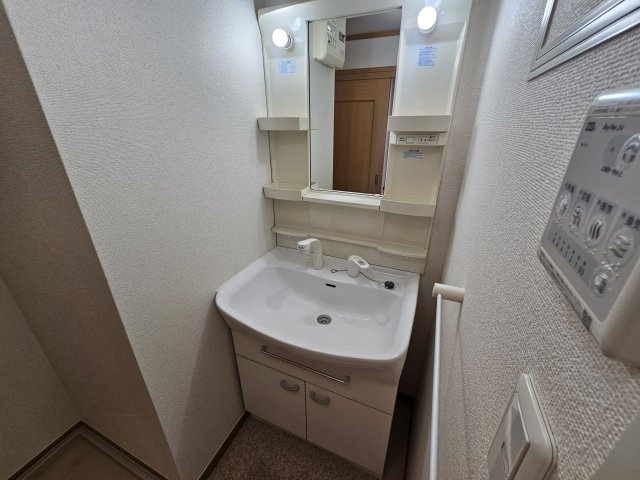 明石市和坂１丁目のアパートの洗面所