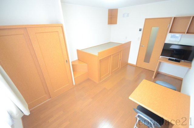 レオパレス南佐賀の居間・リビング|1Ｆはフローリング・2Ｆは絨毯です。