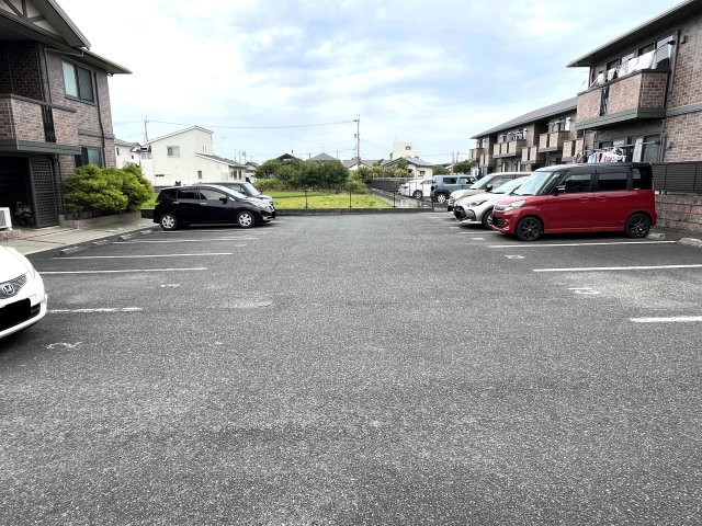 アイリスガーデン菰池 B棟の駐車場