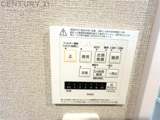 常に新鮮な空気を室内に供給し、室内の換気を効果的に行います。湿気やニオイ等を排出し、健康な環境を維持。快適な室内温度と湿度を調整し、エネルギー効率も向上。居住空間の快適性と健康面の改善が期待できます。