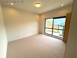 リラックスできるプライベート空間で、快適な睡眠をサポート。個人の好みに合わせたインテリアや寝具で心地良さを追求。プライベートな時間を過ごし、リフレッシュする場所におすすめです。