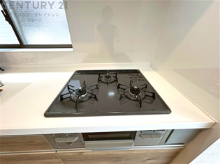 多数の調理器具を同時に使用でき、料理の効率化が可能。省エネで節約になり、様々な料理スタイルに適応できます。また、火力調整が独立しており、手入れや掃除もしやすく、今よりもっとお料理が楽しくなるかも。