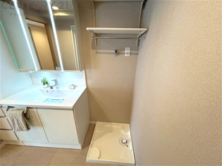 洗濯物の仕分け作業がしやすく、整理整頓が容易になります。洗濯音や湿気を他の部屋に持ち込まず、生活環境を快適に保ちます。上部を活用すれば収納スペースを確保でき洗剤や洗濯用品の整理もしやすくなります。