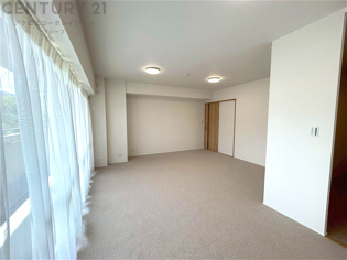 リビングダイニングは家族や友人とのコミュニケーションを楽しむ場所でくつろぎながら食事や会話を楽しめ、多目的に利用できリラックスできる空間です。家庭内の中心として機能し、快適な生活をサポートします。