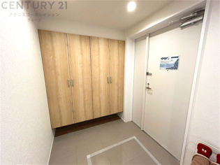 大きな玄関収納付きの玄関です　家族皆様の履物をしっかり収納できます
