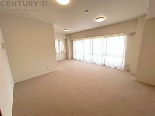 リビングダイニングは家族や友人とのコミュニケーションを楽しむ場所でくつろぎながら食事や会話を楽しめ、多目的に利用できリラックスできる空間です。家庭内の中心として機能し、快適な生活をサポートします。