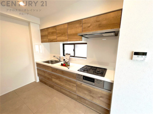 壁付けシステムキッチンはスペースの最大限の有効活用が可能で、動線がスムーズになり調理や準備が快適で効率的に行えます。収納スペースや吊り戸棚が設けられ、調理器具や食器類をスマートに収納できます。