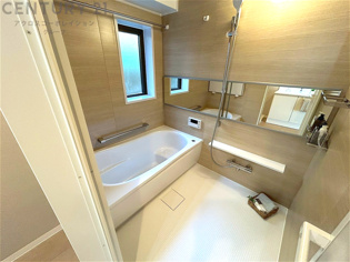 ユニットバスは省スペースでありながら、シンプルな設計と使いやすさを備え、簡便なメンテナンスが可能です。またミラー・小物置き場もあり便利です。