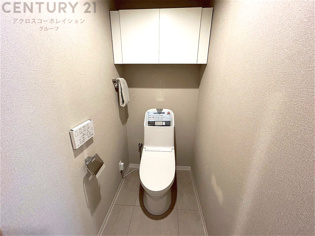 温水洗浄便座付トイレは温水洗浄機能により、暖かい水でおしりを洗浄することができ、冷たい水を使う従来の便座に比べ、温水洗浄機能で暖かいトイレを提供し、快適な使用を可能にします。