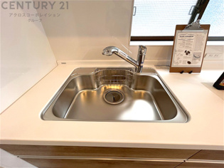 大きなシンクでお鍋などの大きな調理器具を洗う際にも便利です。
