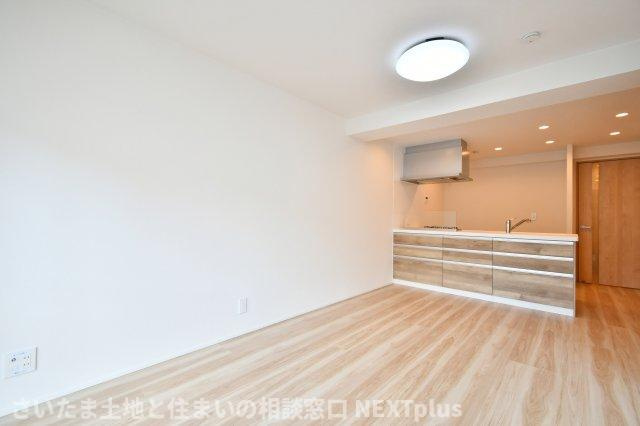 グランドシティ大宮EASTTOWERの居間・リビング|LDK13帖：カウンターキッチンの前にはダイニングテーブルを置き、奥にソファーやテレビを置く事で、ダイニング空間とリビング空間を分ける事ができメリハリがつきます！