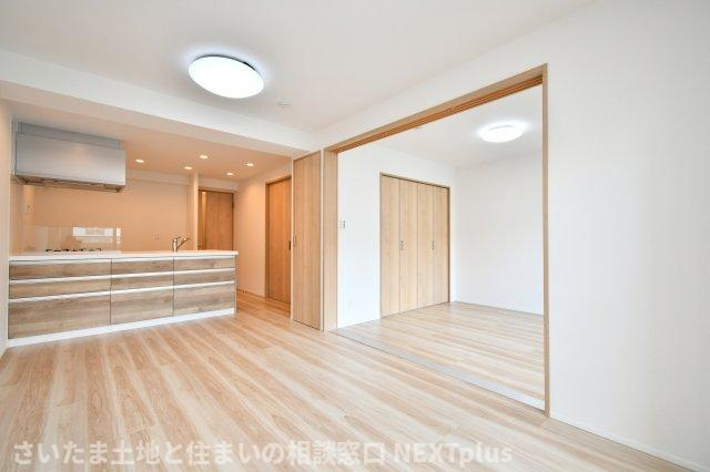 グランドシティ大宮EASTTOWERの居間・リビング|LDK13帖：リビング横の可動間仕切りを大きく開放すると…、合計18.2帖のゆったり空間に！洋室のクローゼットも大容量で、散らかりがちなお部屋もいつもスッキリ気持ち良い室内となります。