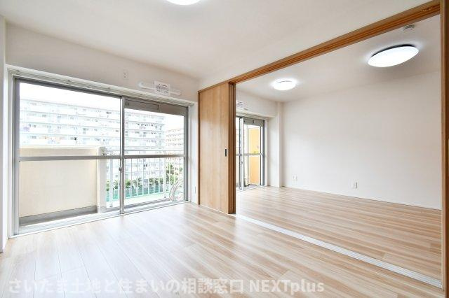 グランドシティ大宮EASTTOWERの洋室|洋室①5.2帖：リビング横のフルフラットの続き間なので、家族構成やライフスタイルに合わせてリビングの一部としてもご使用いただけます◎お子様の遊び場やお昼寝スペースにもぴったりです！