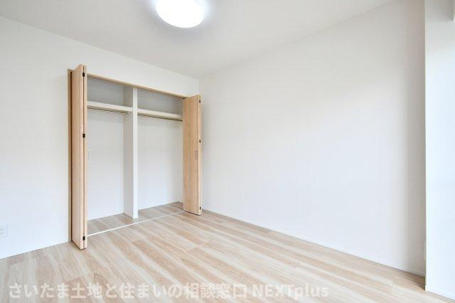 グランドシティ大宮EASTTOWERの洋室|洋室①5.2帖：クローゼットつきです。南西側の大きな窓からバルコニーに出られます。南西向きは朝陽が入りにくいので、朝はぐっすりと眠りたい方におすすめのお部屋です◎