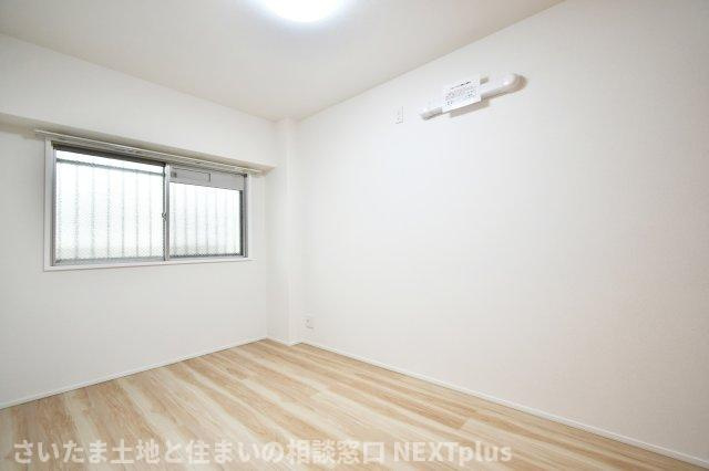 グランドシティ大宮EASTTOWERの洋室|洋室③5帖：北東向きのお部屋なので、朝陽とともに気持ち良く目覚められます◎他の部屋と収納や廊下で隔たれているので、プライバシーが守られやすいお部屋です。静かに作業したい時にもぴったりです！