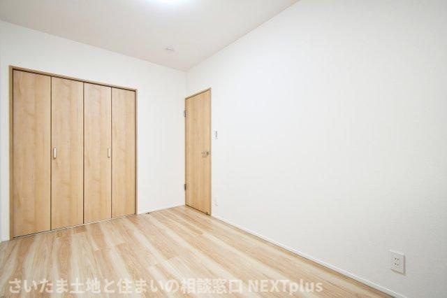 グランドシティ大宮EASTTOWERの洋室|洋室③5帖：クローゼットは各部屋についているので、ご家族それぞれの収納スペースとして持つこともできます。お子様の一人部屋や書斎など多用途にご使用いただけるお部屋です◎