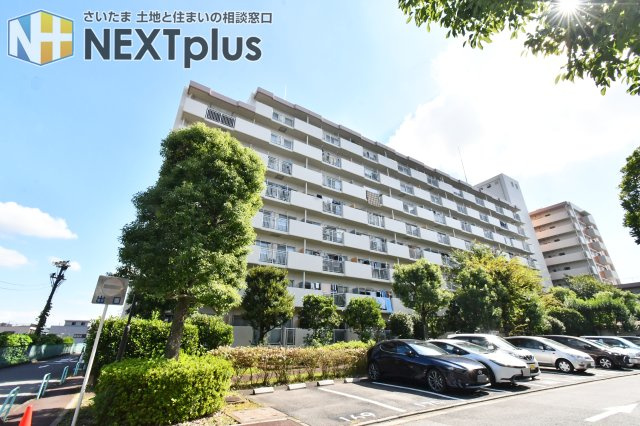 グランドシティ大宮EASTTOWERの外観|JR大宮駅からバス乗車18分、バス停徒歩６分の立地です。大宮駅は都心だけでなく下り方面へのアクセスも良好で、通勤通学に大変便利です。中学校が徒歩6分圏内なので、心配な年頃のお子様の通学も安心です。