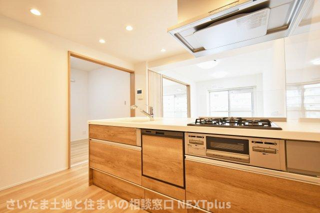 グランドシティ大宮EASTTOWERのキッチン|食洗器付きのシステムキッチン。面倒な洗い物、苦手な洗い物、時間がない時の洗い物etc.　食洗器に頼ることで、自分時間や家族との時間を過ごすことができる嬉しい設備です。