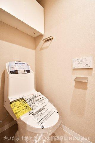 グランドシティ大宮EASTTOWERのトイレ|トイレ：奥行きにゆとりがあり、圧迫感の少ないトイレスペース。吊戸棚付きで、トイレットペーパーなどの備品補充も楽々行えます。掃除用具をしまうと生活感も消す事ができ、イマドキなお部屋にできます。