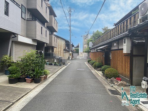 東門前町 中古戸建の前面道路含む現地写真