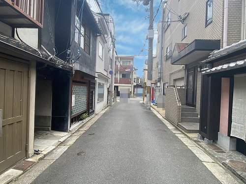 東門前町 中古戸建の前面道路含む現地写真